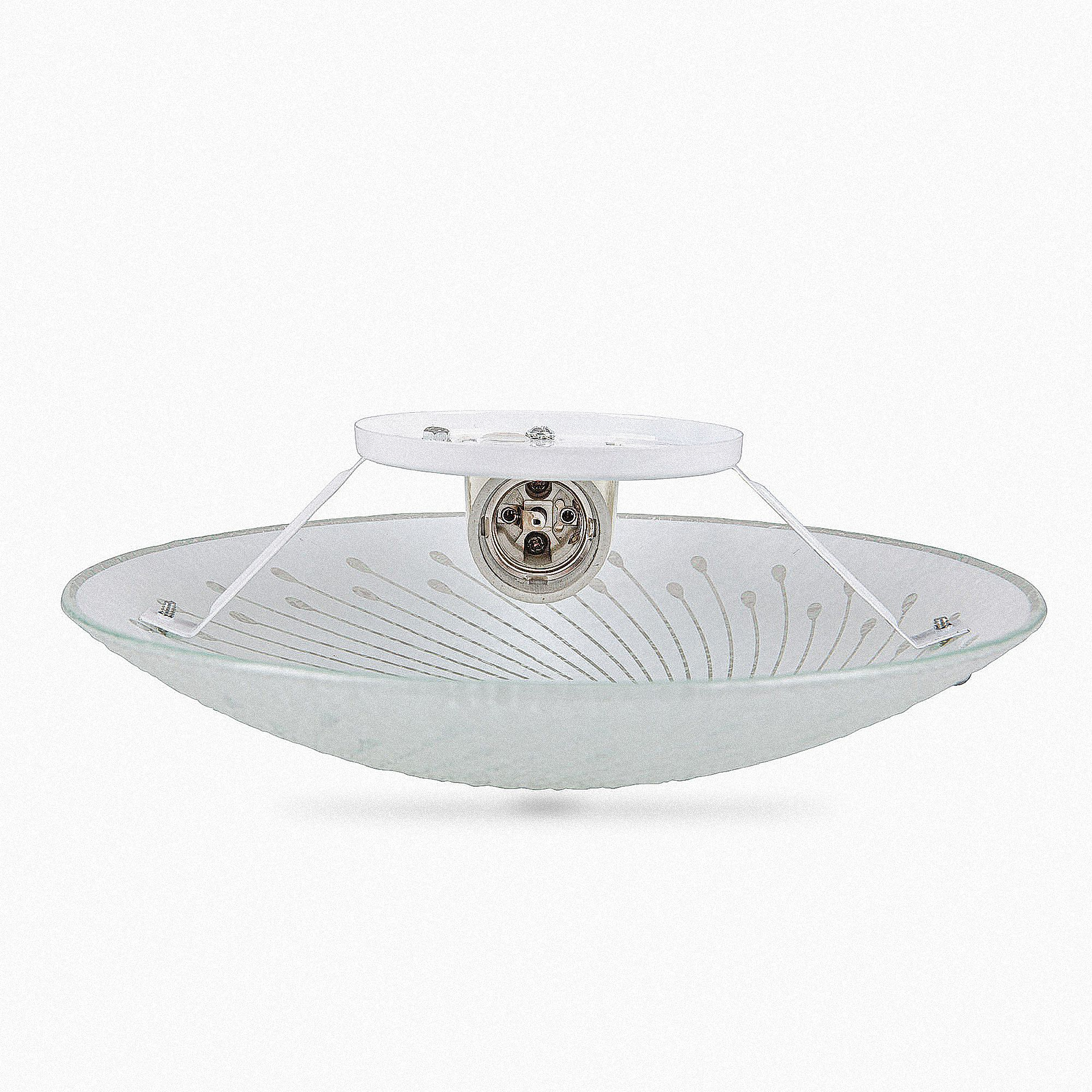 Eine weiße Deckenleuchte mit Glasschirm. Die Leuchte hat ein schlichtes, modernes Design.