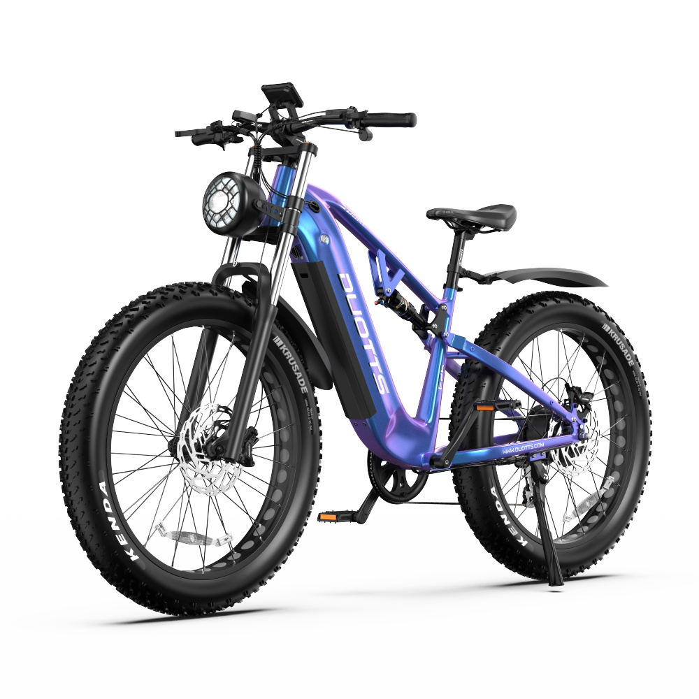 Blaues und violettes Elektrofahrrad mit großen Reifen. Es hat einen Scheinwerfer und steht auf weißem Untergrund.