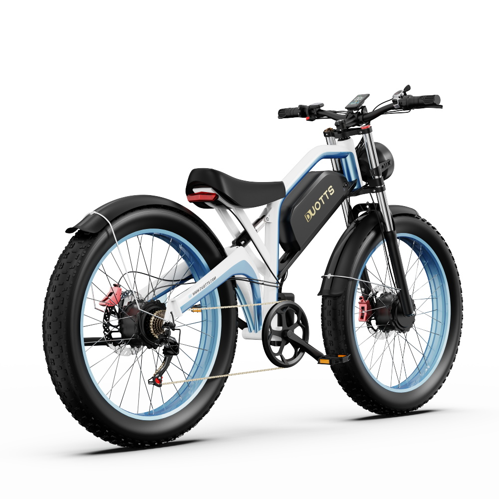 Una bici elettrica, bianca e blu, su sfondo bianco. La bici è angolata verso destra.