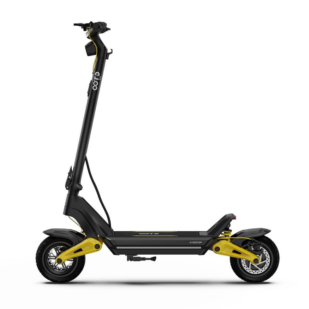 Scooter elettrico nero e giallo su sfondo bianco, vista laterale.