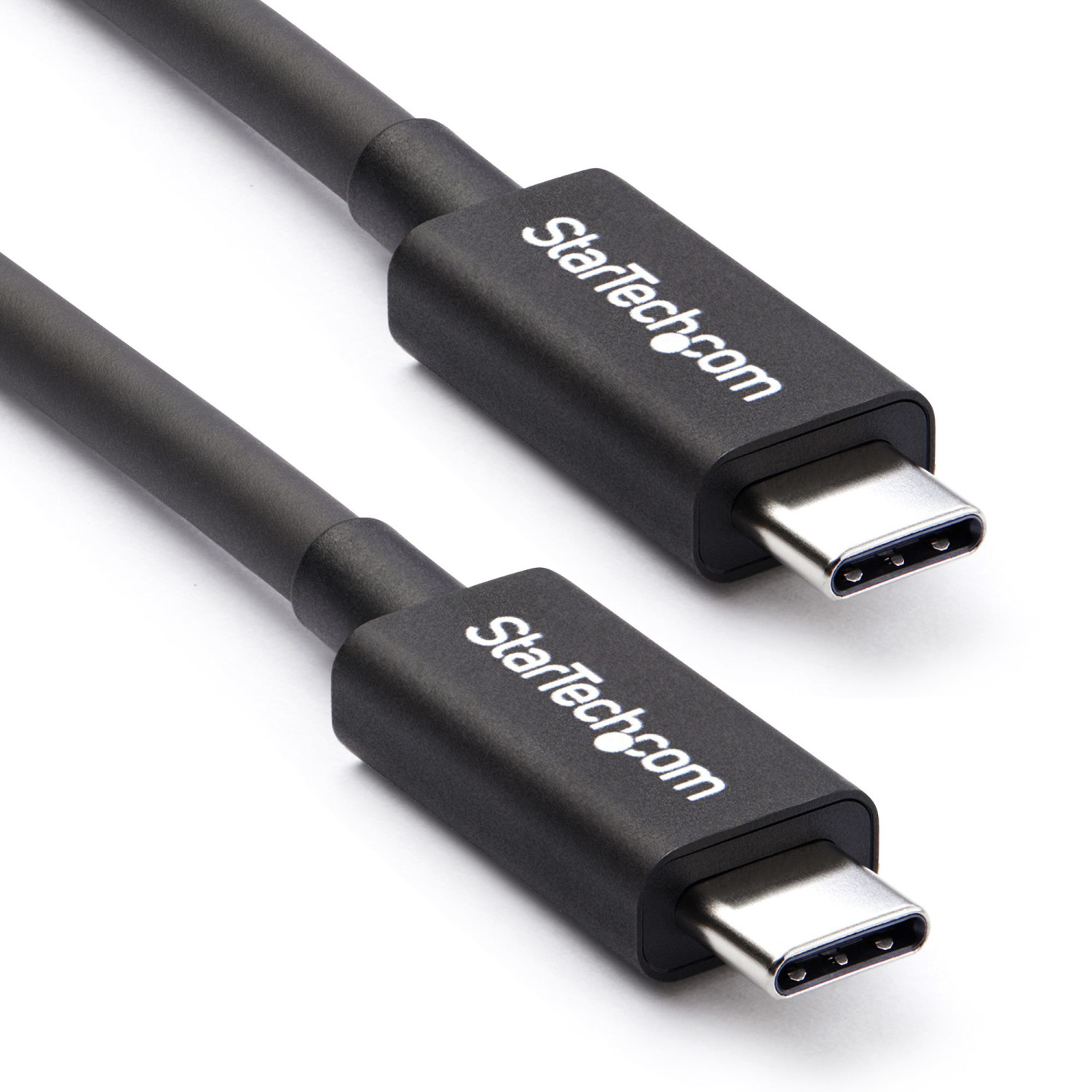 Due cavi USB-C neri StarTech.com sono posizionati in diagonale su uno sfondo bianco con connettori in metallo argentato.