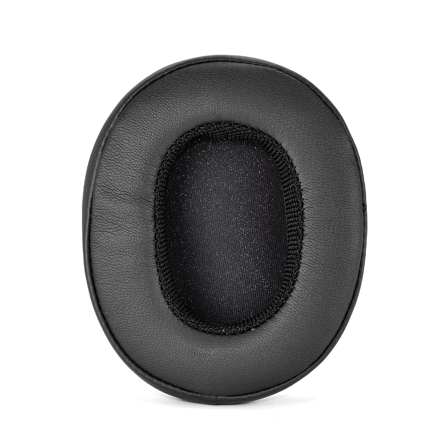 Czarna poduszka nauszna do słuchawek, okrągła z ciemnym środkiem i gładką, skóropodobną zewnętrzną krawędzią.