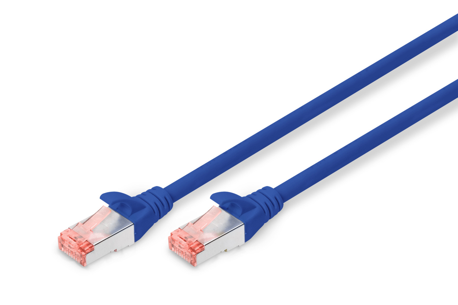 Dwa niebieskie kable ethernet z srebrnymi złączami, pod kątem na białym tle.