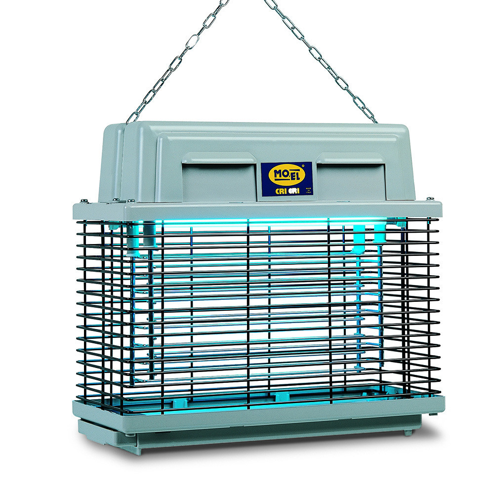 Eine Insektenfalle, die an einer Kette hängt. Es hat einen grauen Körper mit einem schwarzen Gitter und blauem UV-Licht.