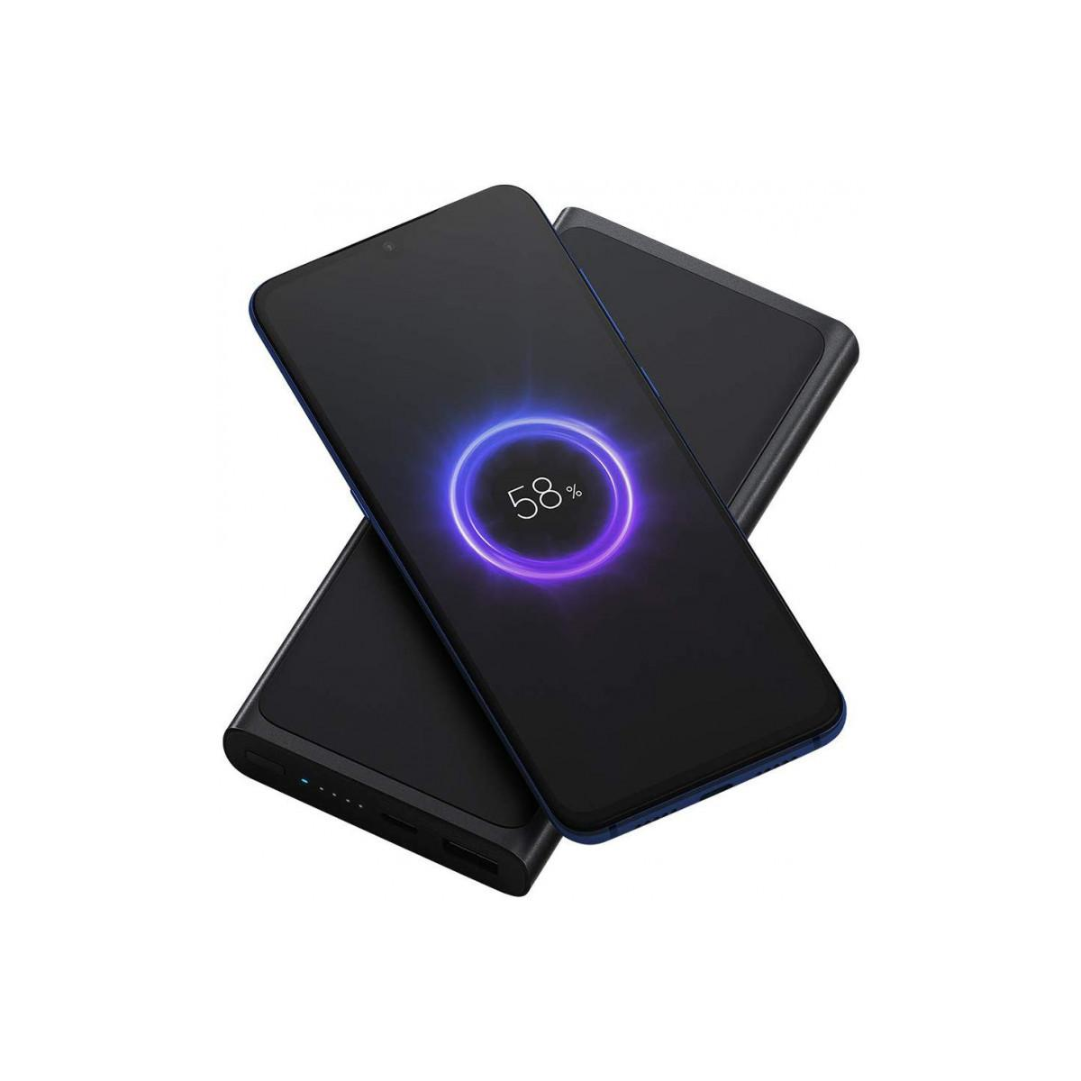 Due power bank neri, con un telefono in carica, che mostra il 58% in un cerchio viola.