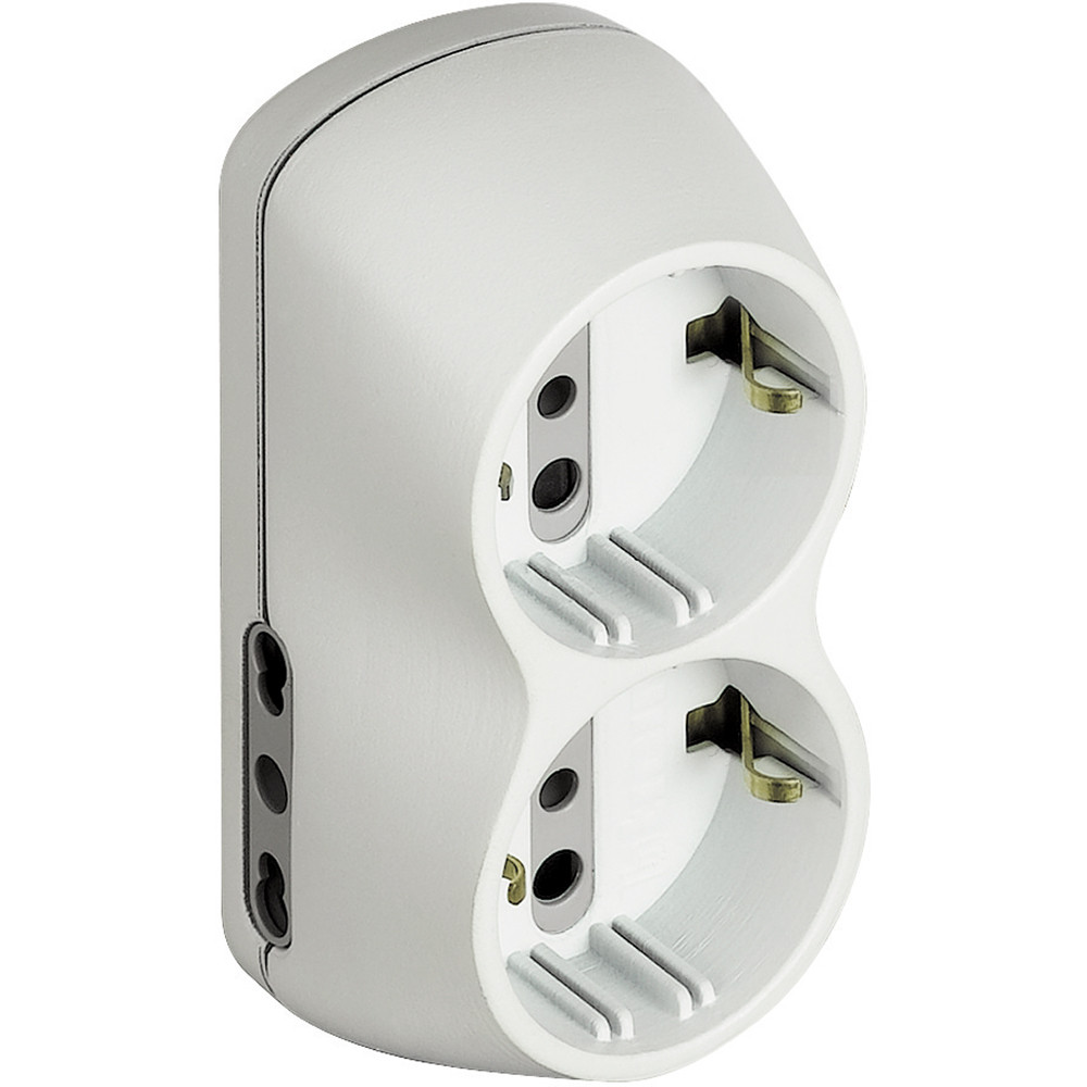 Adattatore presa elettrica doppio bianco. Con due prese. Sfondo bianco.
