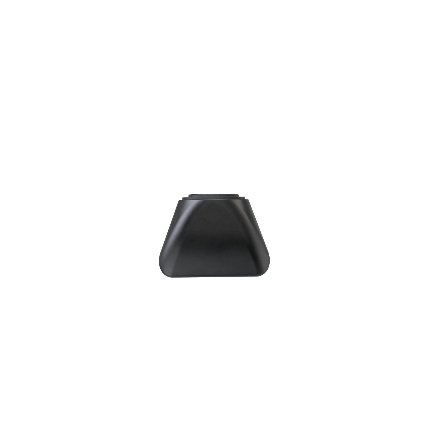 Una base negra en ángulo sobre un fondo blanco, utilizada como soporte o apoyo.
