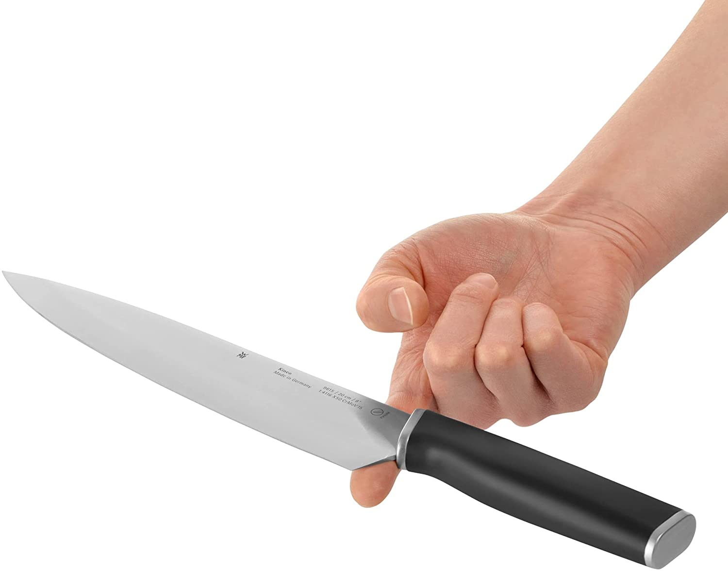 Hand, die ein silbernes Messer mit schwarzem Griff hält. Das Messer ist im Vordergrund.