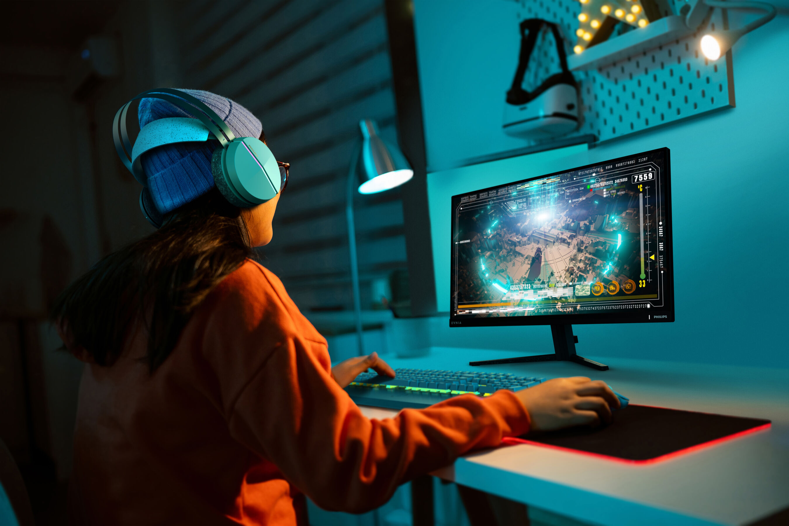Person mit Kopfhörern spielt am PC. Anzeige zeigt Spiel. Blau- und Orangetöne.