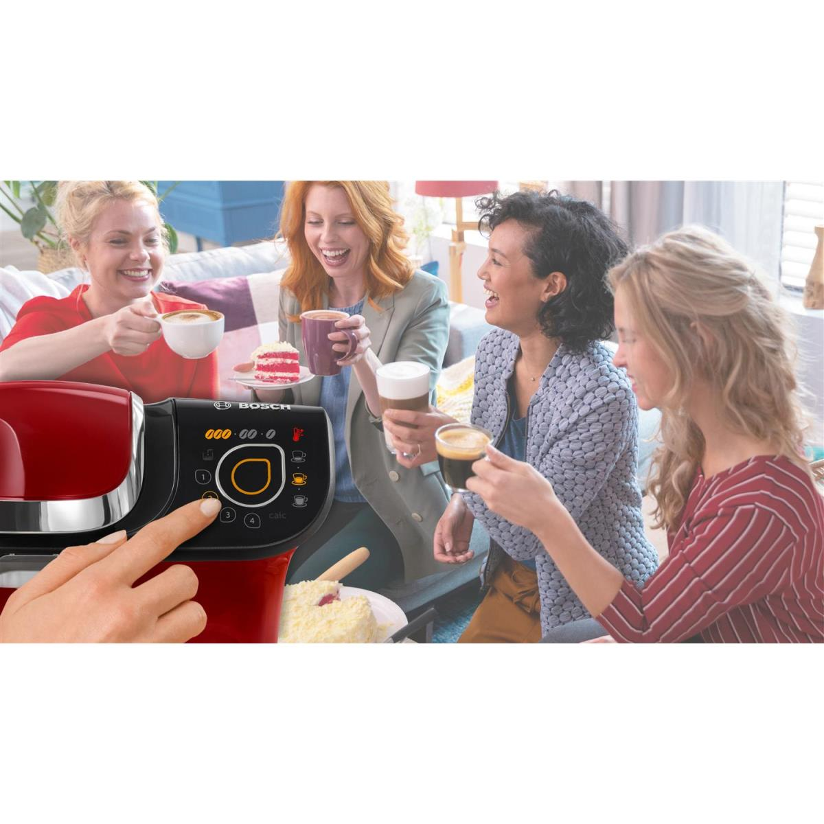 Quattro donne in una stanza, una usa un elettrodomestico Bosch rosso, tenendo tazze.