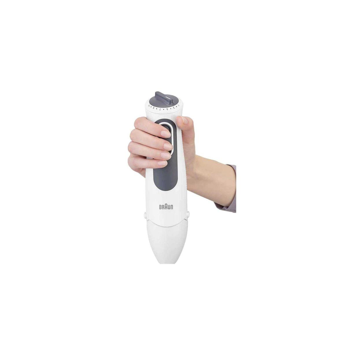 Una mano sosteniendo una batidora de mano Braun blanca. El fondo es blanco liso.