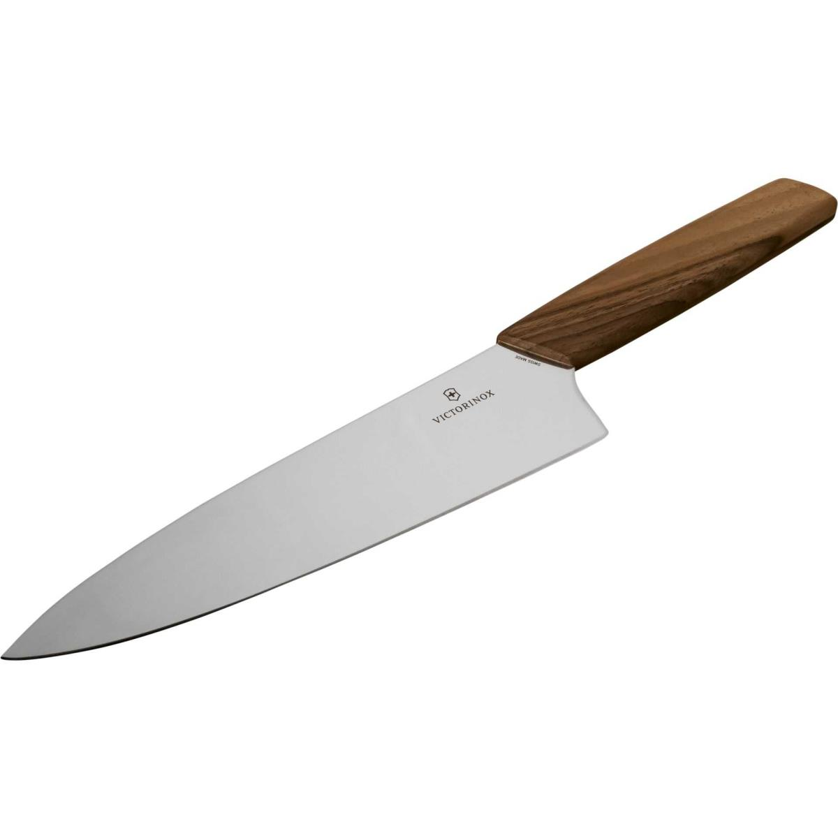 Ein Kochmesser mit Holzgriff und silberner Klinge, schräg vor weißem Hintergrund.