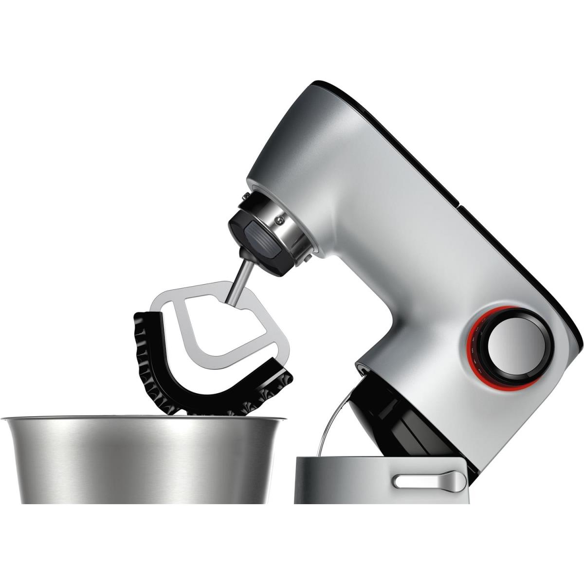 Ein silberner Küchenmixer mit einer Edelstahlschüssel und einem Schneebesenaufsatz.