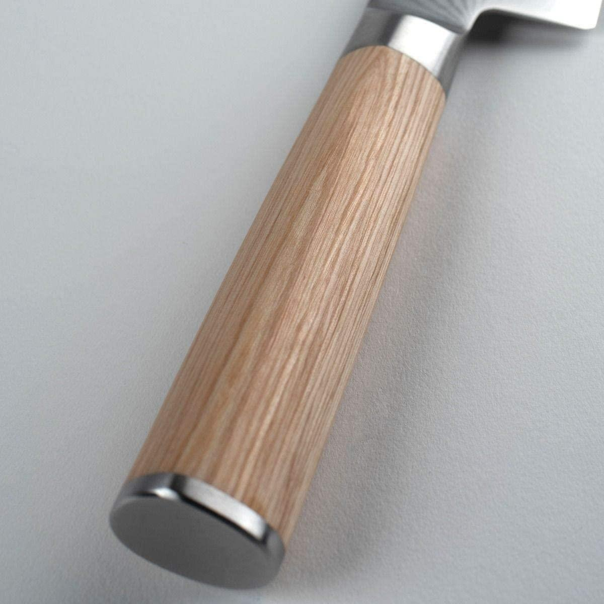 Zbliżenie drewnianego uchwytu noża ze srebrną metalową nasadką na białym tle.