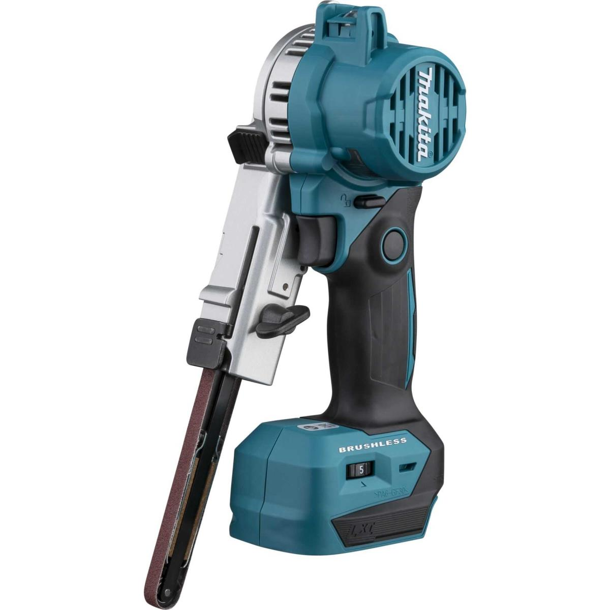 Herramienta eléctrica Makita azul y negra con correa, sobre fondo blanco.