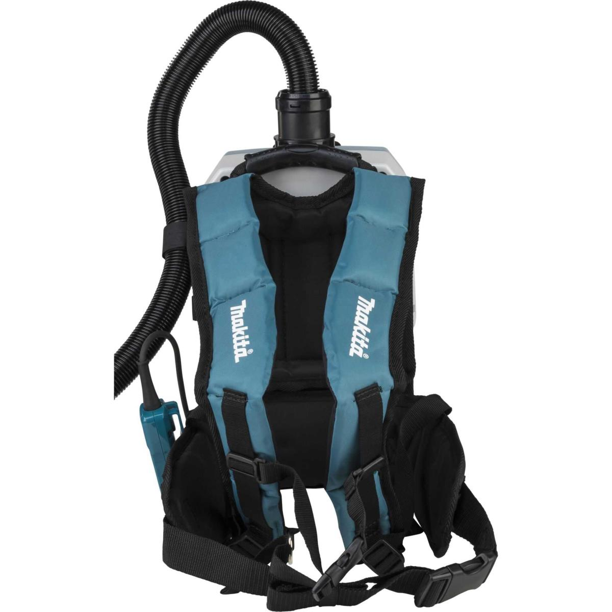 Aspirapolvere a zaino Makita. Blu e nero con un lungo tubo nero. Sfondo bianco.