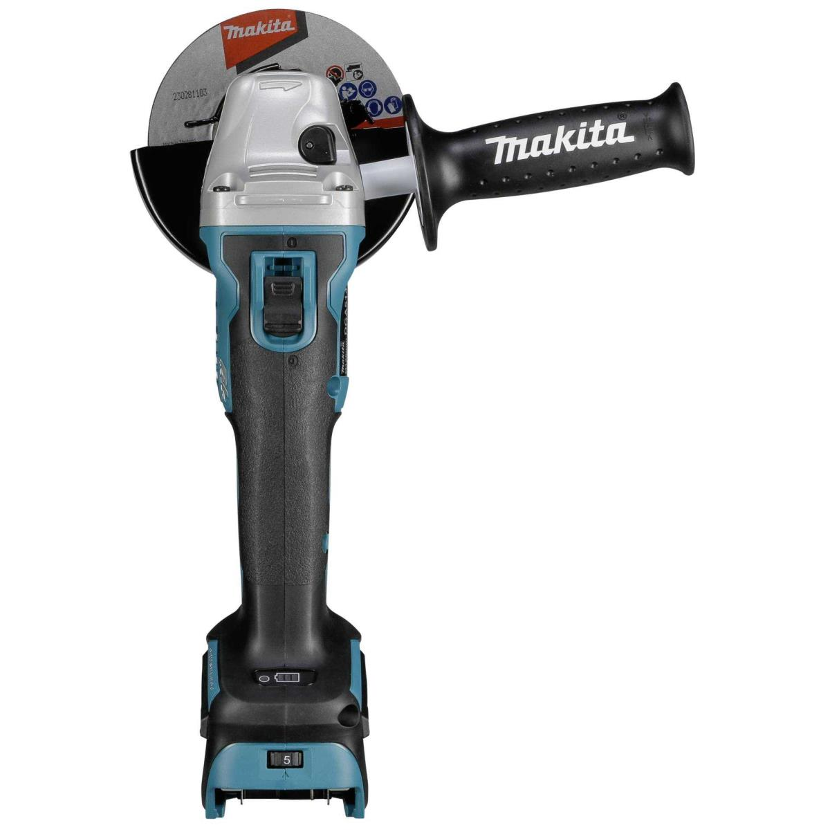 Makita haakse slijper. Zwarte en blauwe kleuren. Makita-logo zichtbaar. Witte achtergrond.
