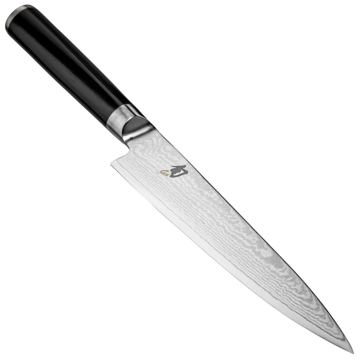 Ein Shun Schälmesser mit schwarzem Griff auf weißem Hintergrund. Die Klinge ist lang und dünn.
