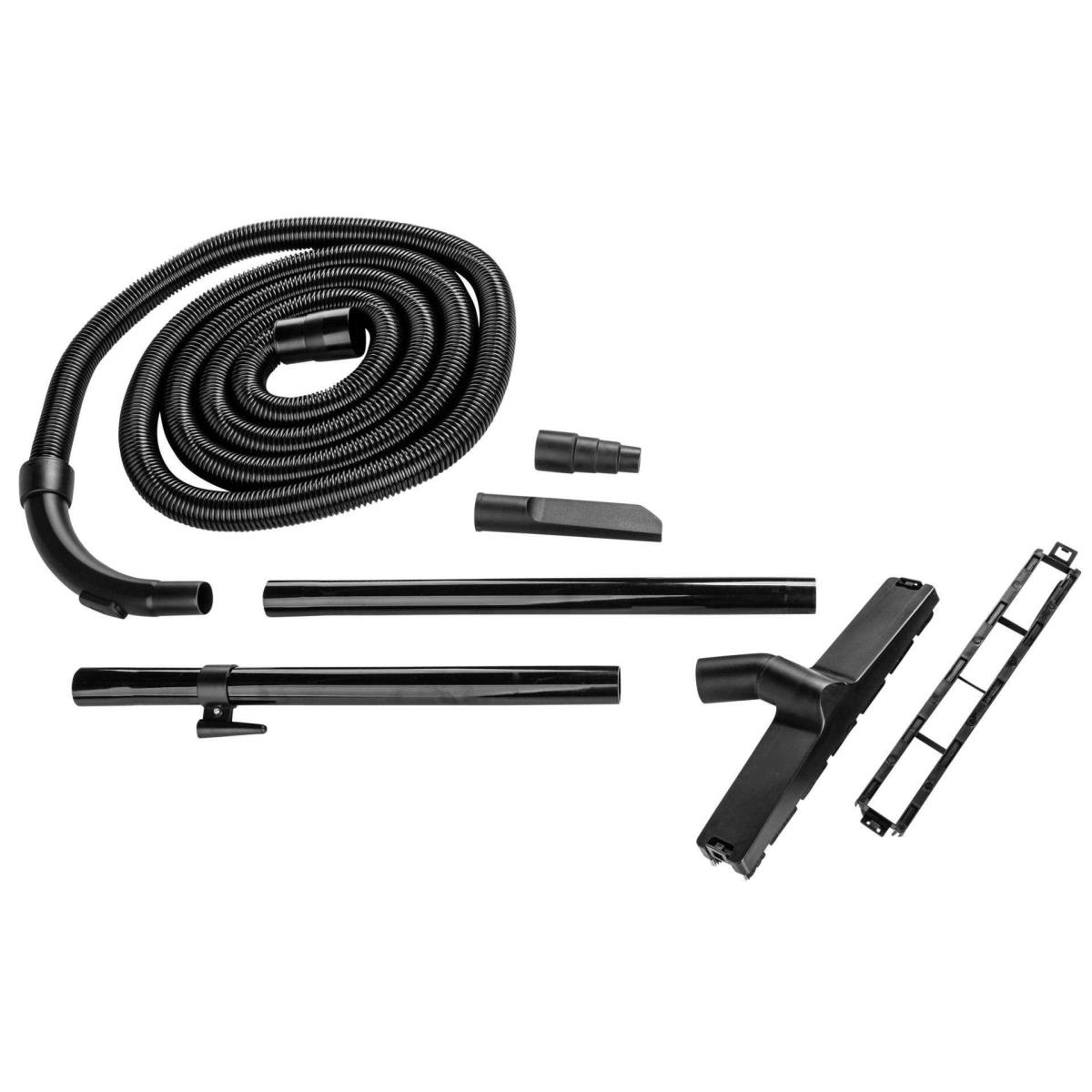 Accesorios de aspiradora negros. Manguera, tubos y cepillos visibles.