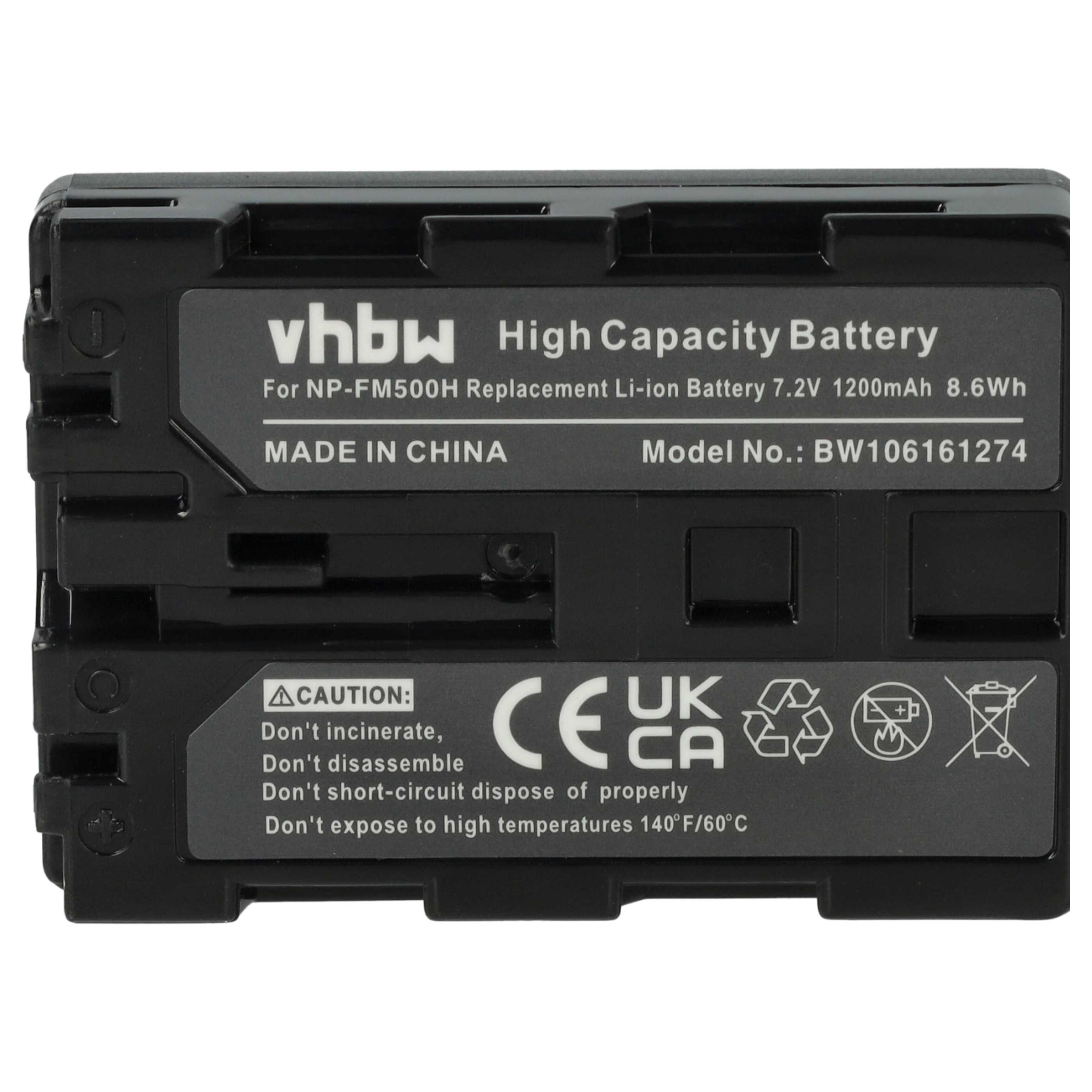 Eine schwarze Hochleistungsbatterie mit Etiketten, Warnhinweisen und Modellinformationen, vor weißem Hintergrund.