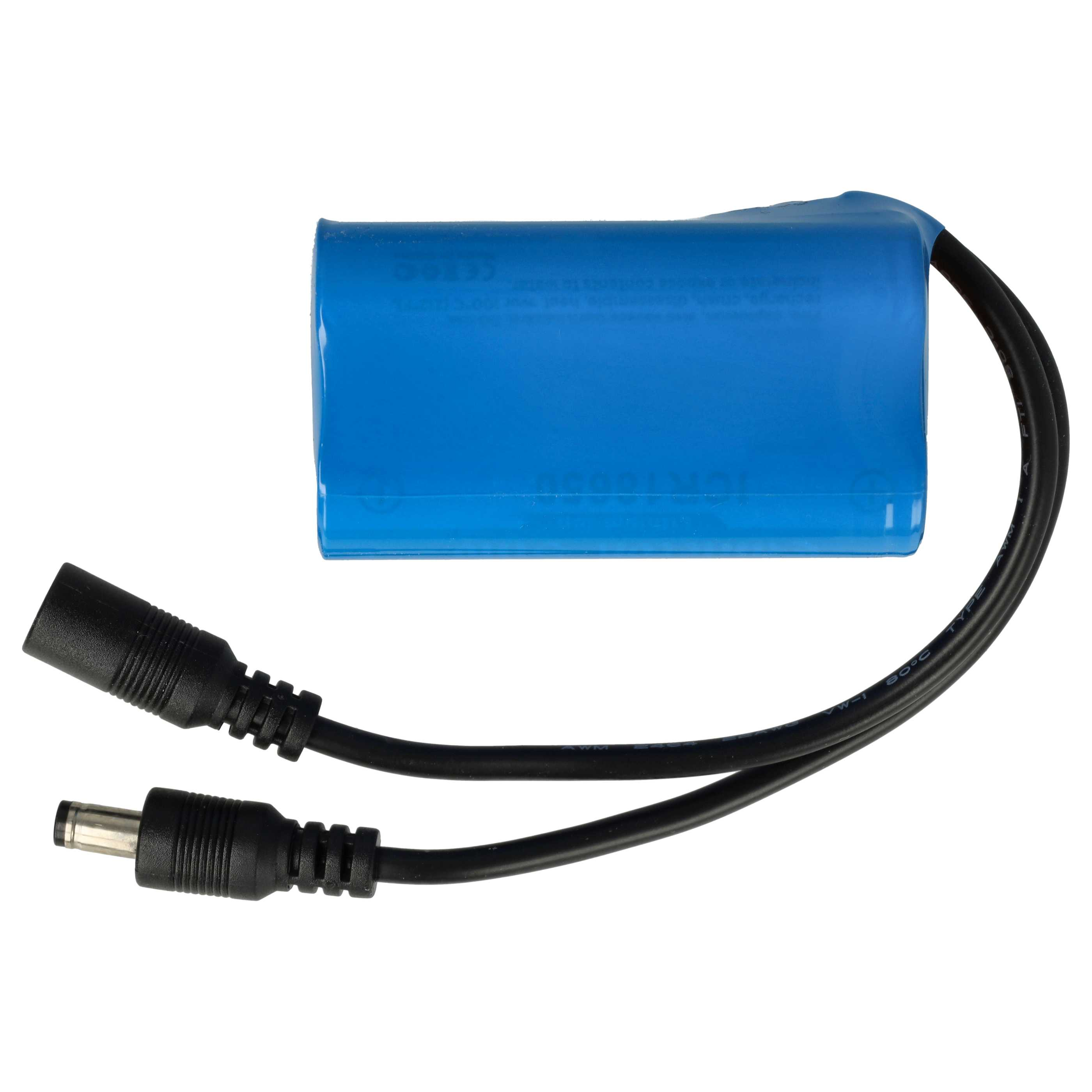 Blaue Batterie mit schwarzen Drähten und Steckern. Weißer Hintergrund. Schwarze Stecker.