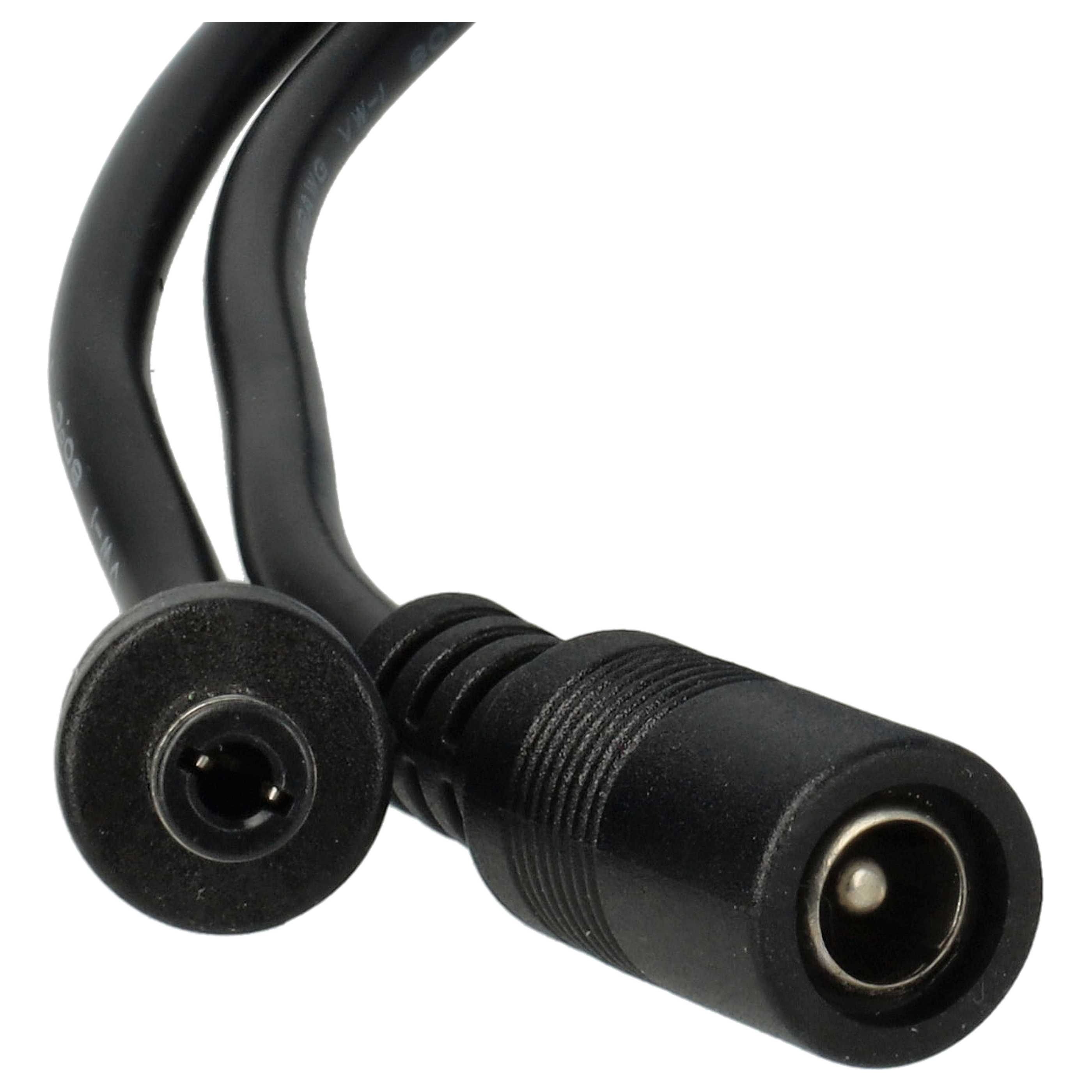 Zwei schwarze Kabel mit Steckverbindern. Eines ist ein DC-Buchsenanschluss, das andere ein Stecker.