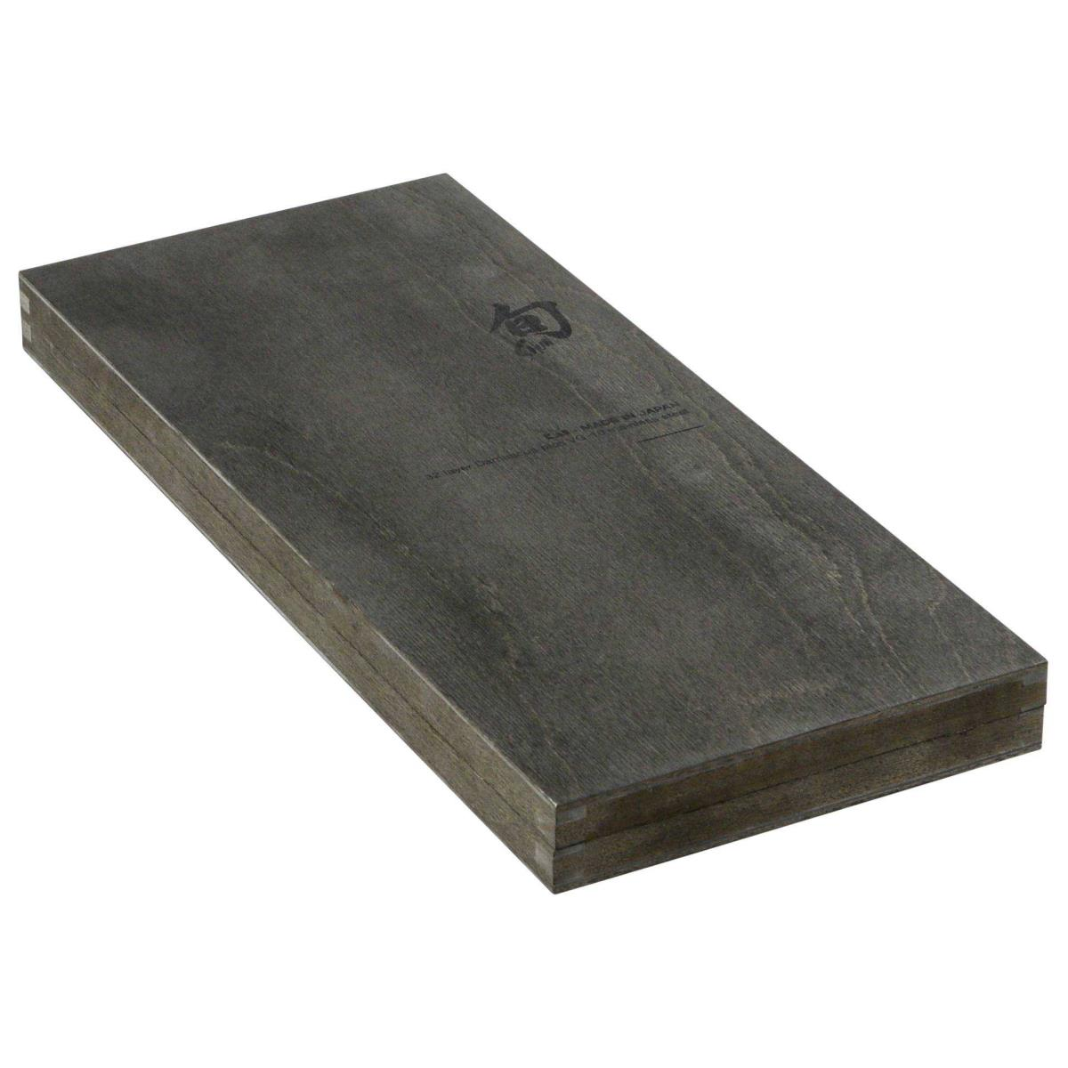 Prostokątne drewniane pudełko z logo na górze, ciemnoszary kolor, widok z góry.