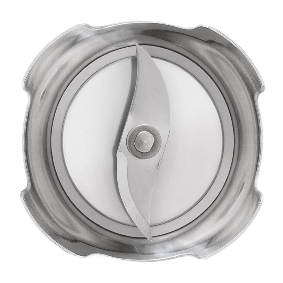 Zbliżenie ostrza blendera wewnątrz metalowej obudowy. Ostrza są srebrne.