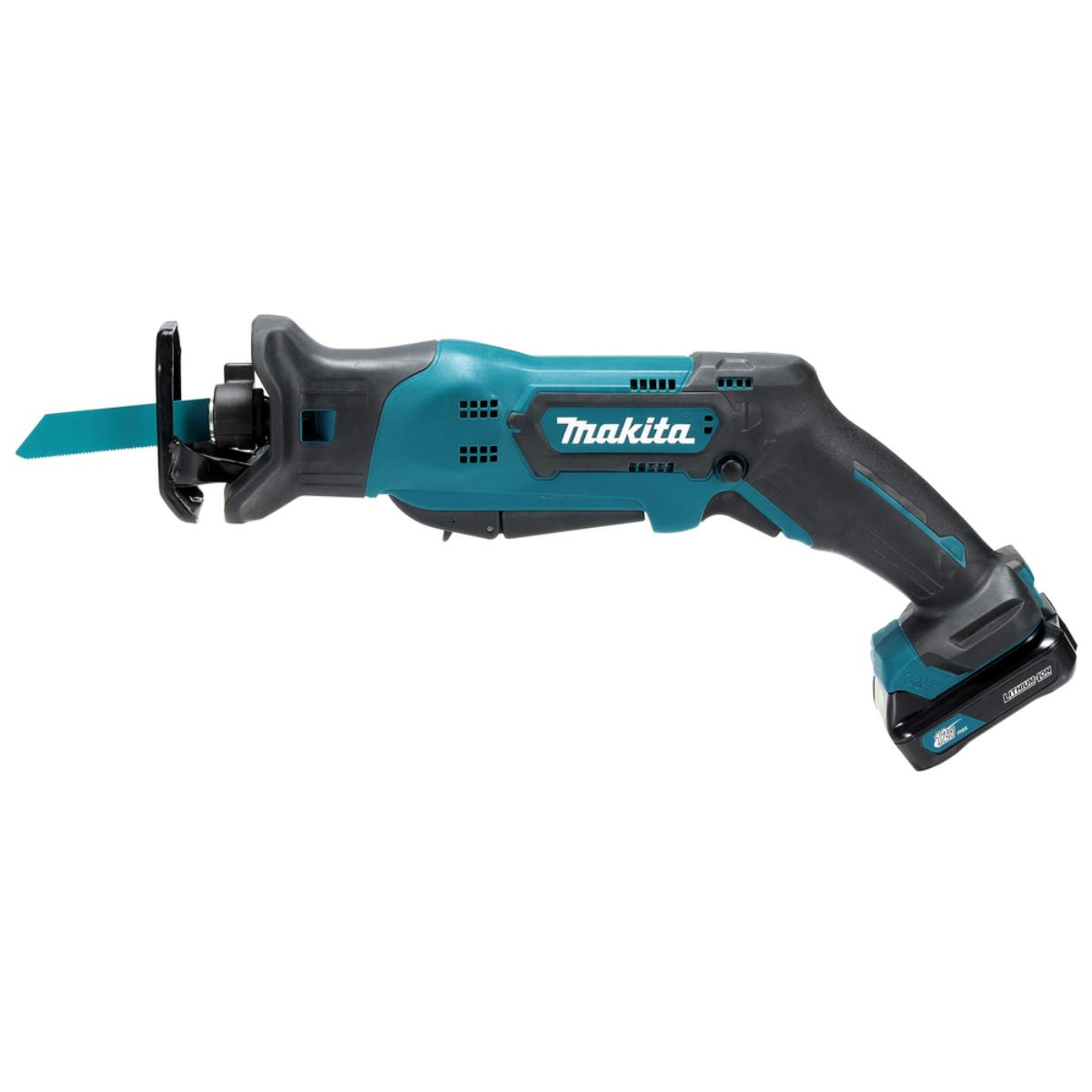 Eine türkis-schwarze Makita-Säbelsäge mit blauem Blatt und Akku. Weißer Hintergrund.