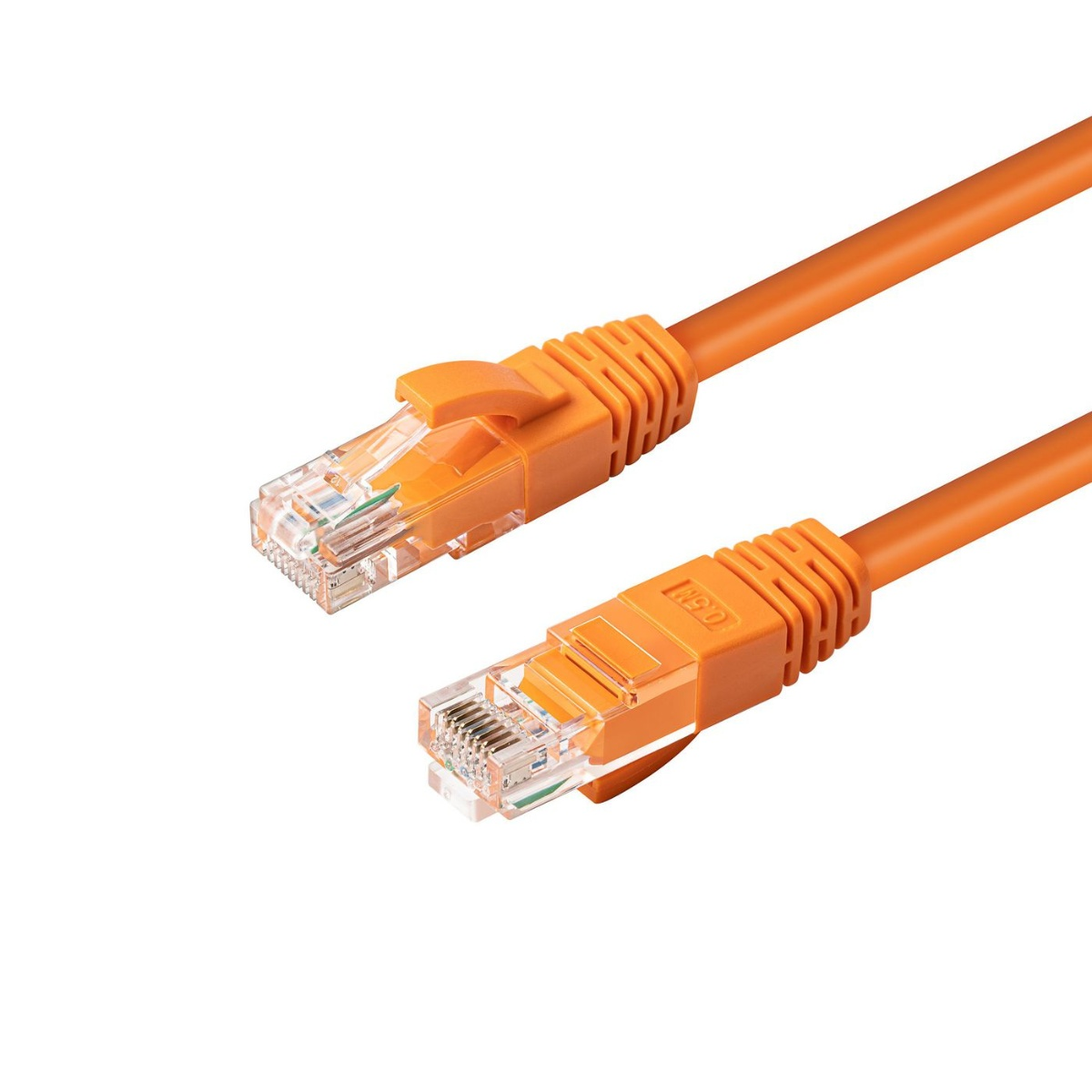 Twee oranje netwerkkabels met doorzichtige connectoren, op een witte achtergrond.