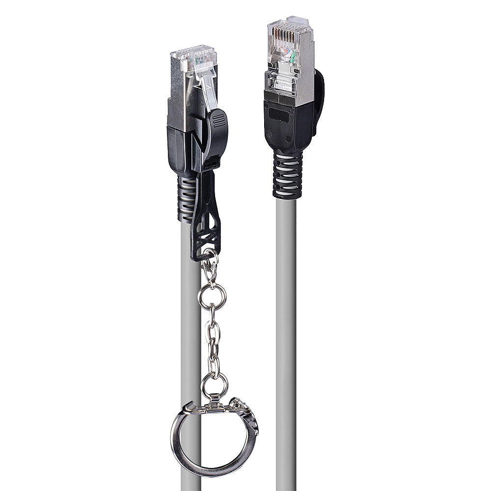 Dwa szare kable sieciowe z wtyczkami, jeden z brelokiem do kluczy.