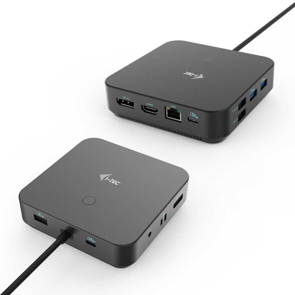 Twee zwarte I-Tec dockingstations met kabels. Witte achtergrond.