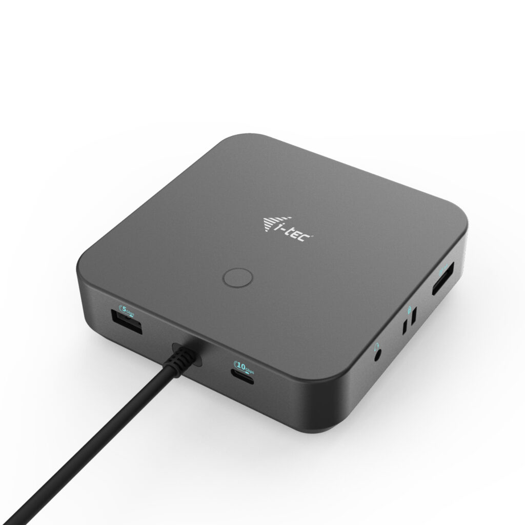 Zwarte vierkante voedingsadapter met poorten en kabel, op witte achtergrond.