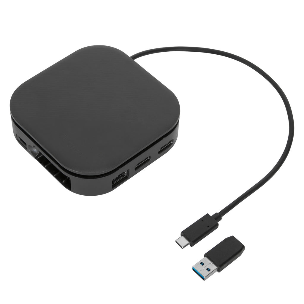 Hub nero con diverse porte e cavo USB-C. È attaccato anche un adattatore USB-A.