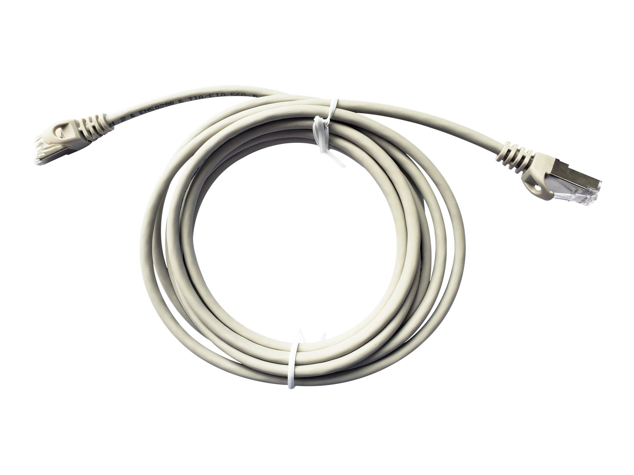 Szary kabel sieciowy zwinięty na białym tle. Widoczne złącza.