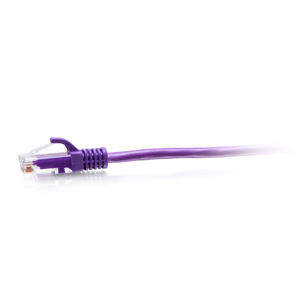 Ein violettes Netzwerkkabel mit violettem Stecker auf weißem Grund.