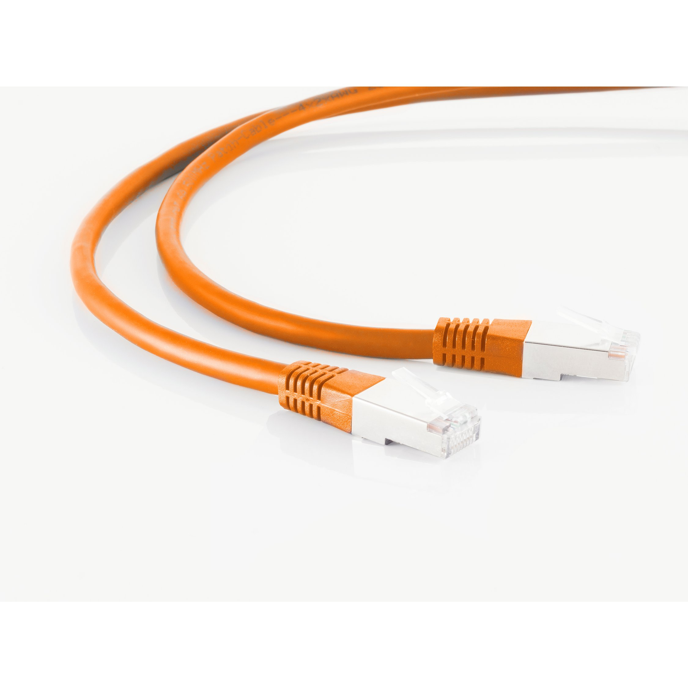 Zwei orangefarbene Netzwerkkabel mit orangefarbenen und weißen Steckern auf weißer Oberfläche.