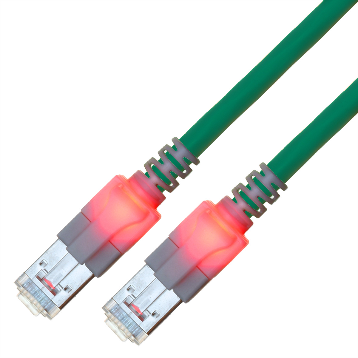 Due cavi Ethernet verdi con connettori rossi luminosi su sfondo bianco.