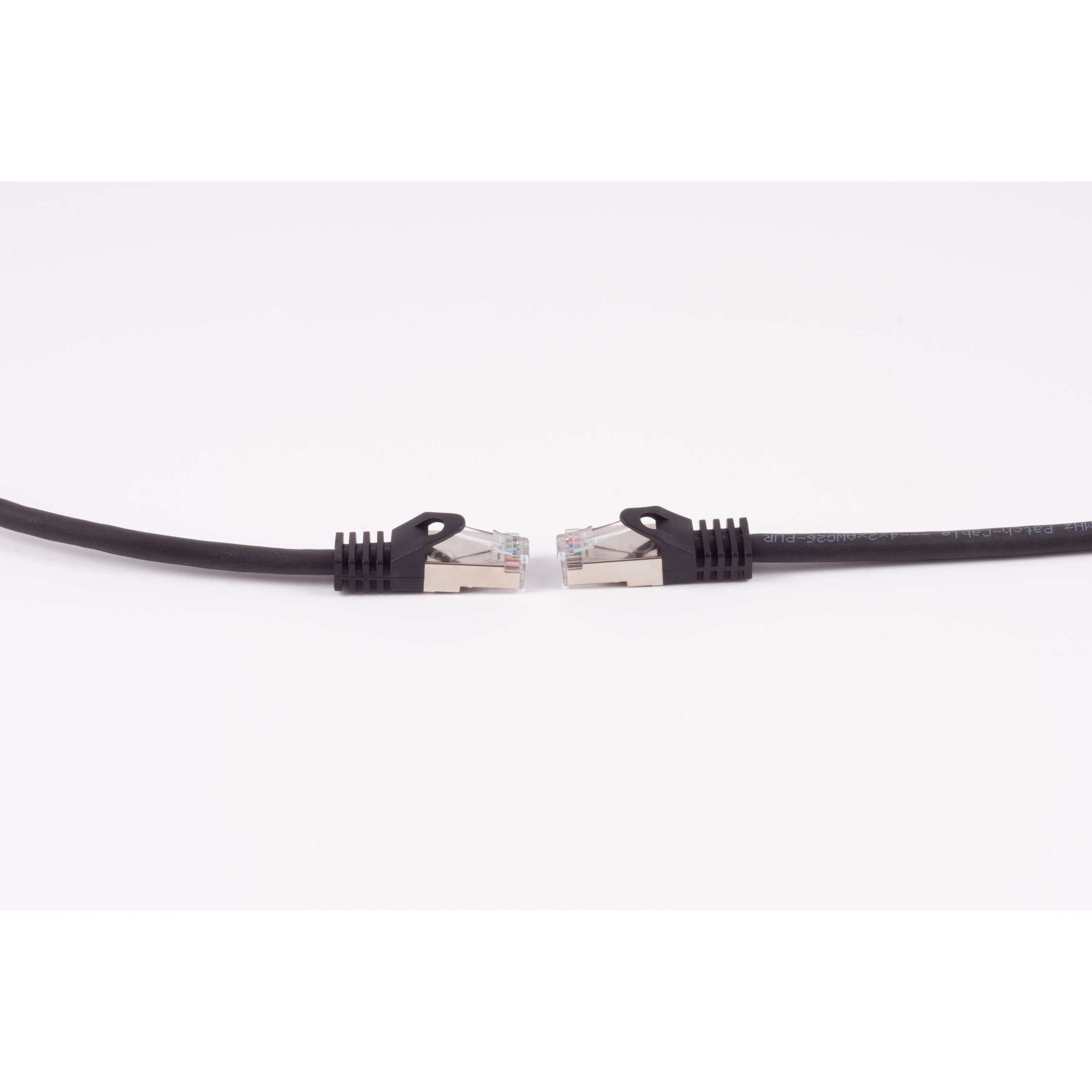 Due cavi Ethernet neri con connettori argentati, allineati orizzontalmente. Sfondo bianco.