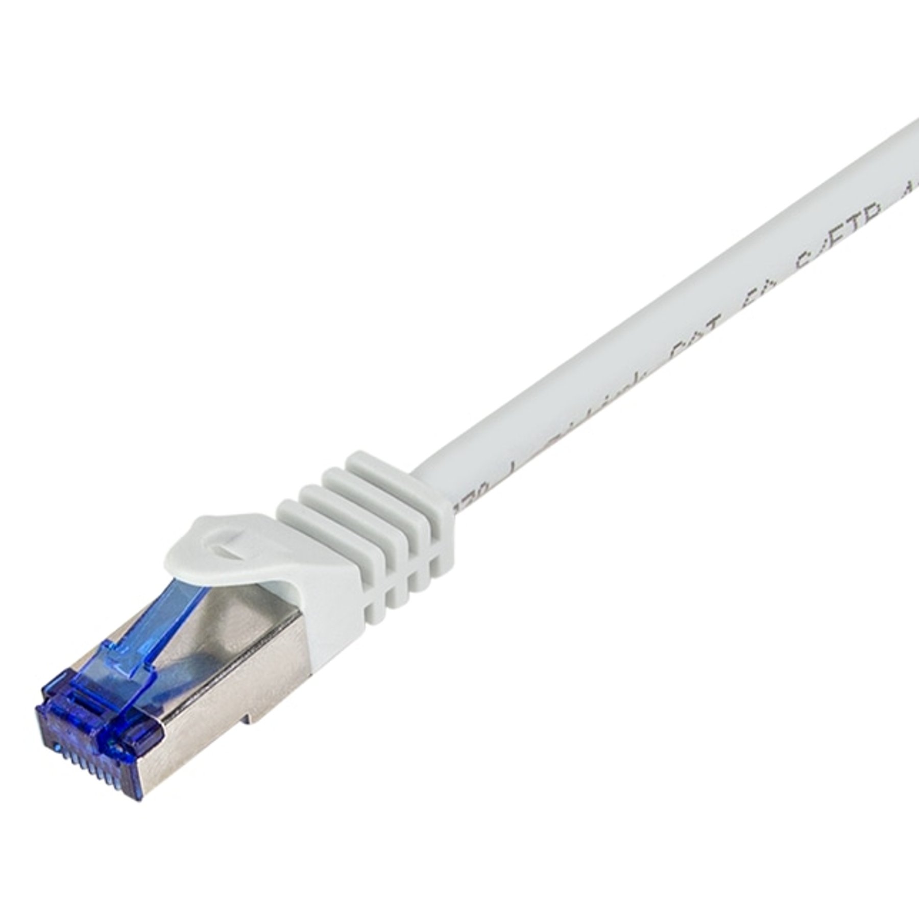 Een enkele witte netwerkkabel met een blauwe connector op een witte achtergrond.
