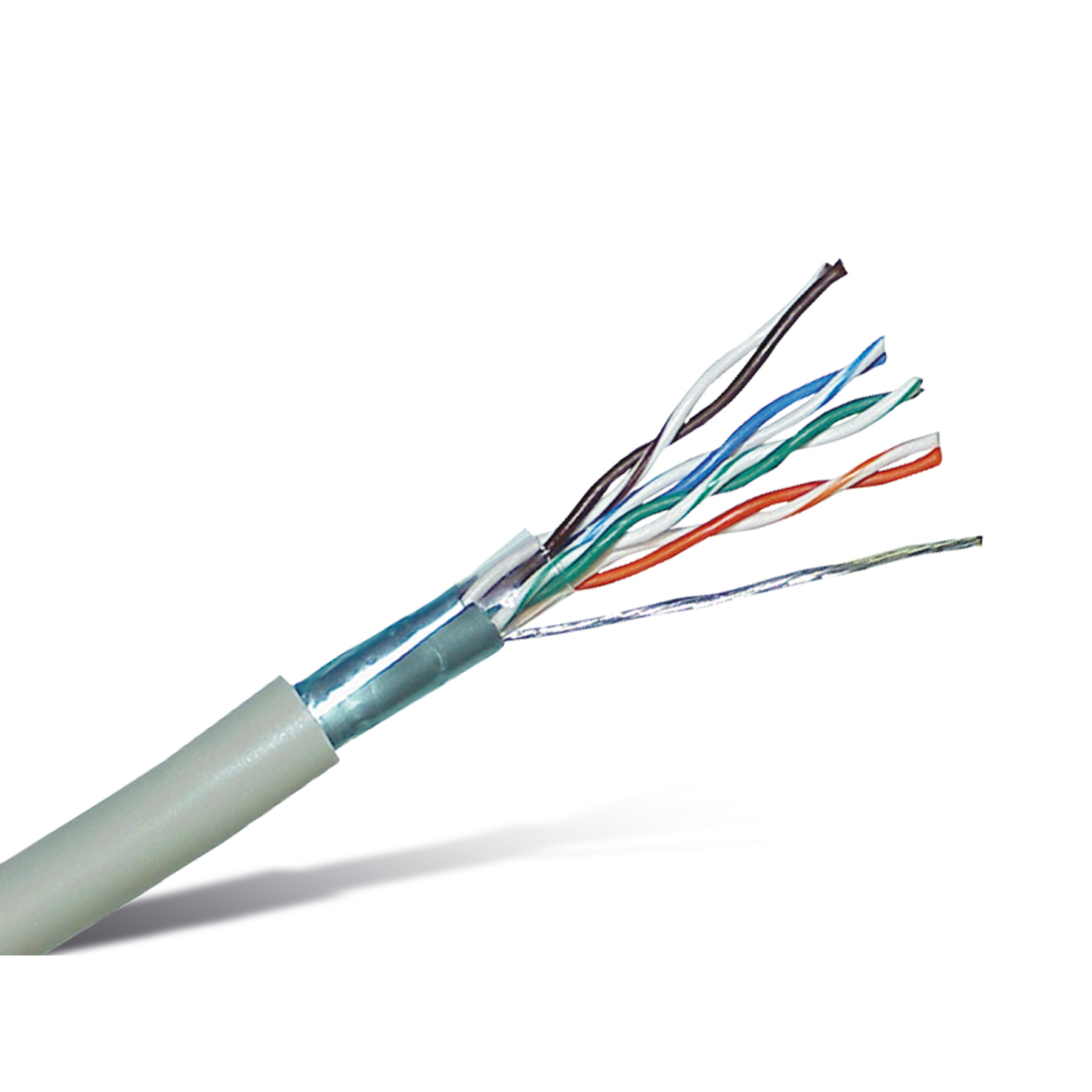 Cavo Ethernet tagliato con fili colorati. Il cavo è su sfondo bianco.