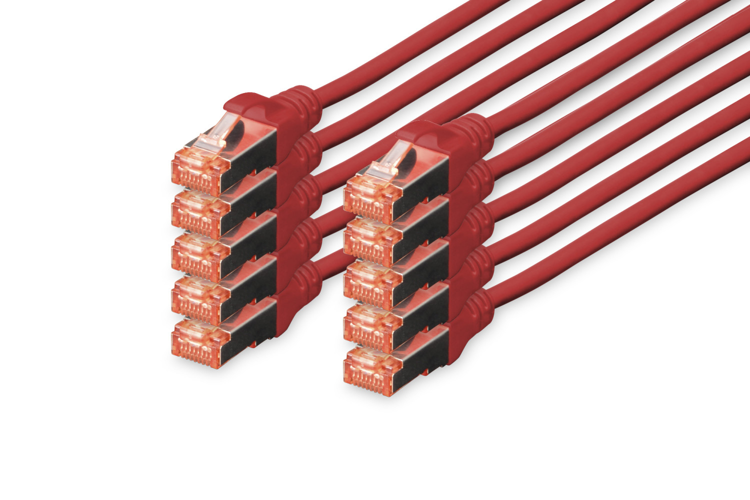 Un ensemble de câbles Ethernet rouges avec des connecteurs oranges, disposés sur une surface blanche.