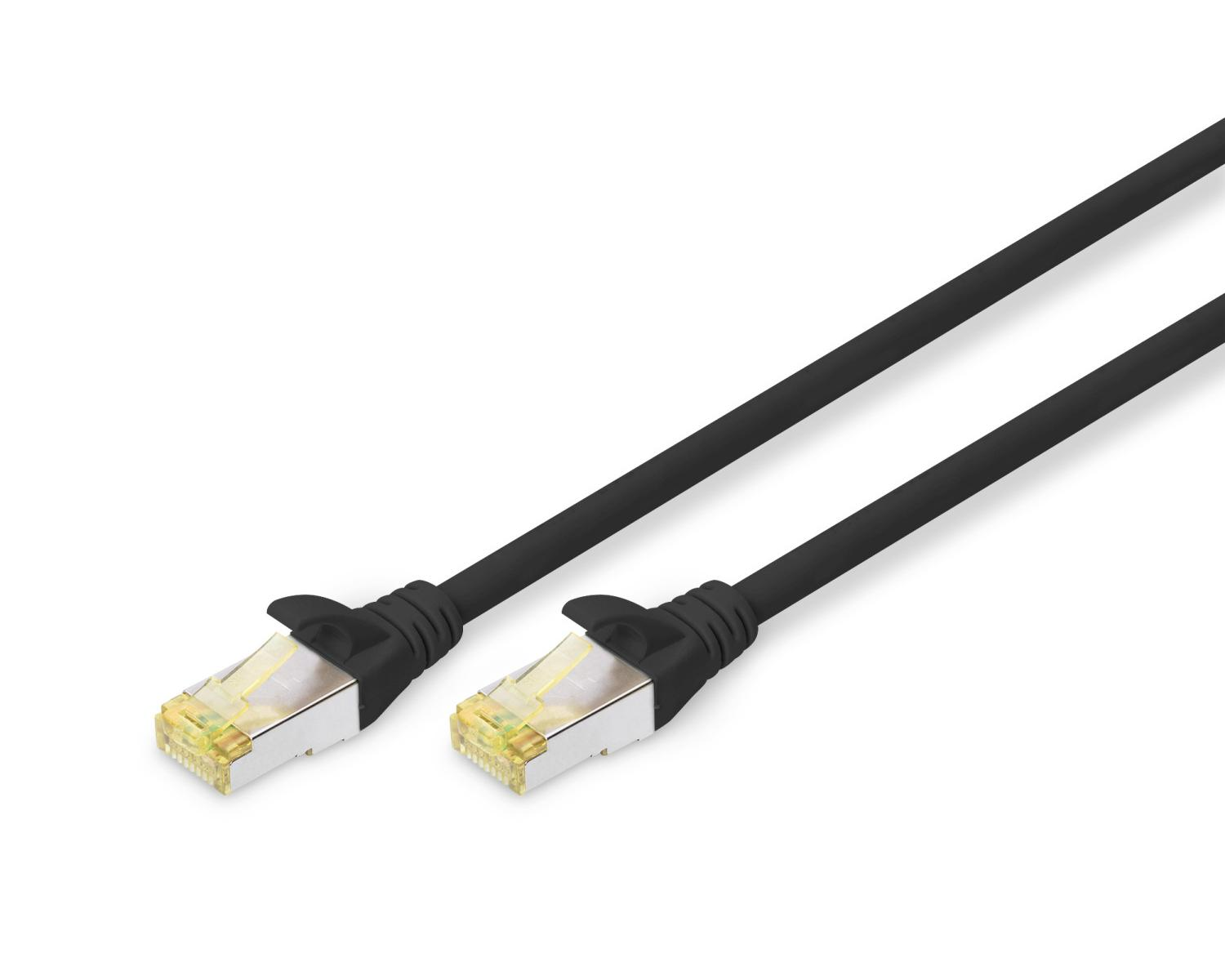 Câble réseau noir avec connecteurs dorés sur fond blanc.