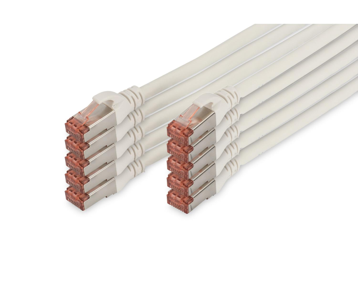 Diversi cavi Ethernet bianchi con connettori rossi, allineati. Sfondo bianco.
