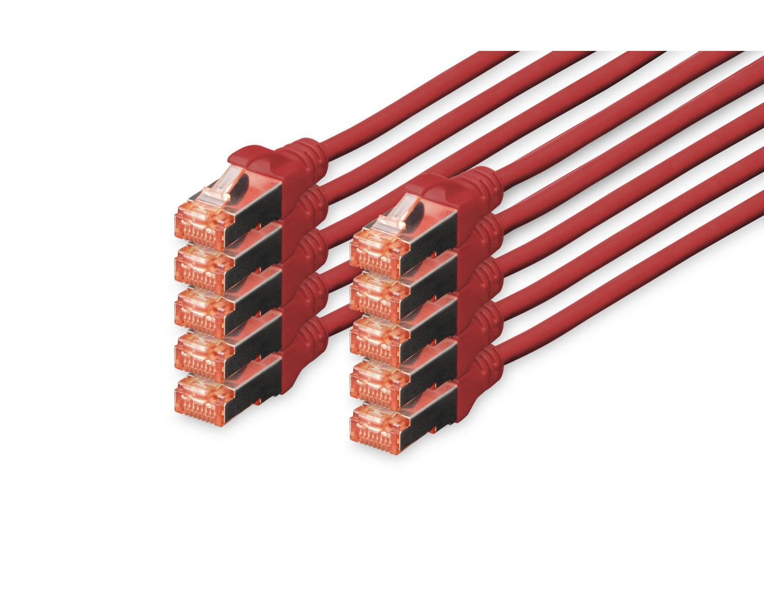Meerdere rode Ethernet-kabels met transparante connectoren op een witte achtergrond.