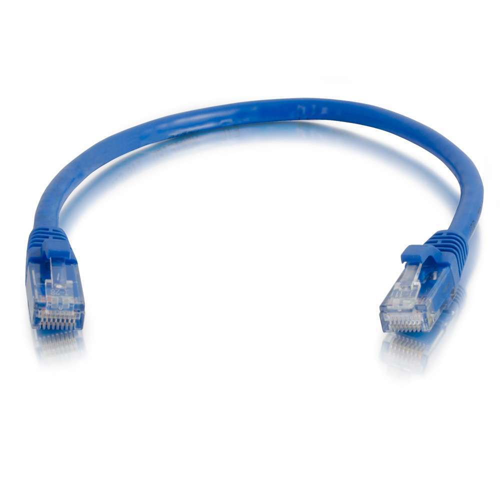 Cavo di rete blu con connettori a ciascuna estremità, forma curva su sfondo bianco.