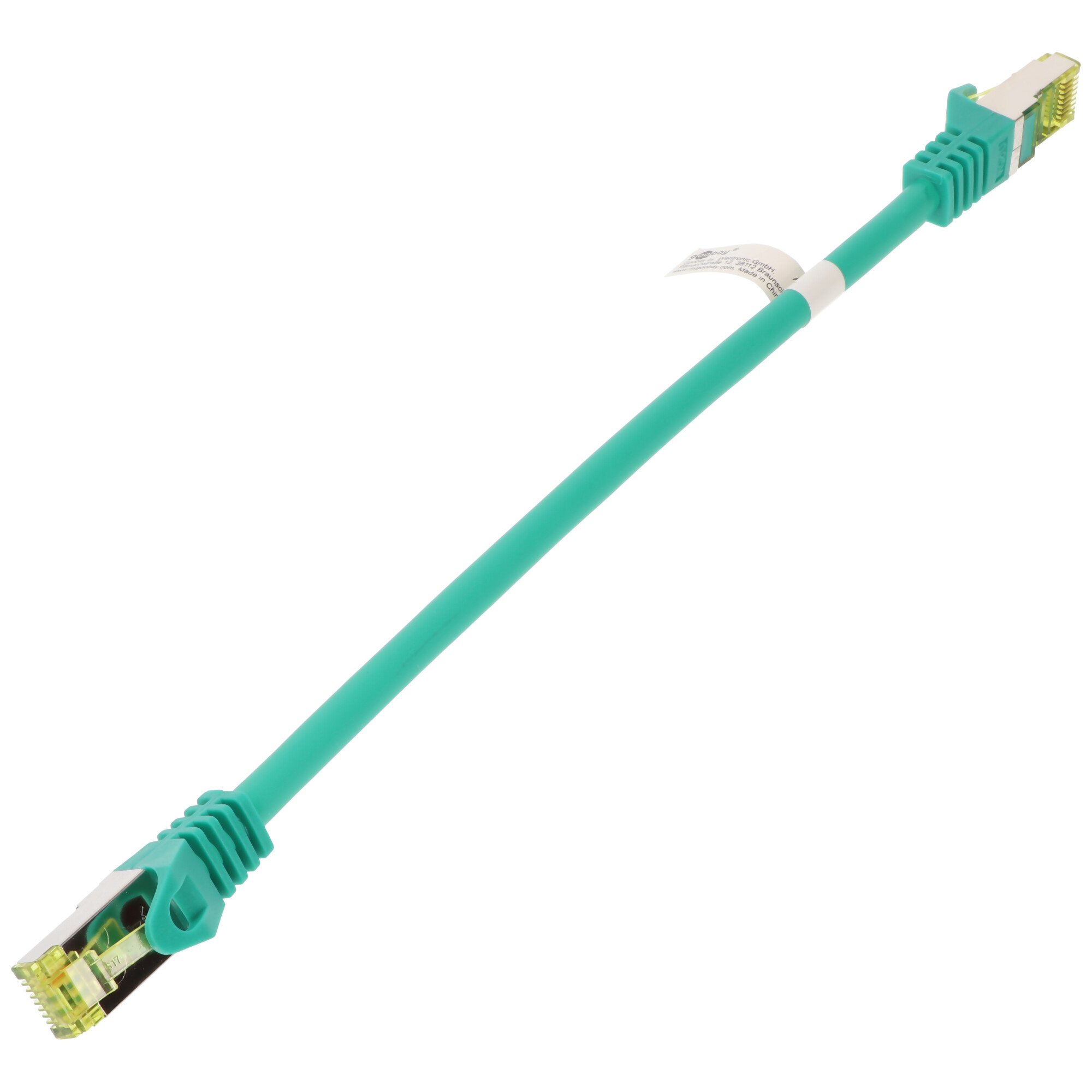Un cavo Ethernet verde con connettori gialli è visualizzato su sfondo bianco.