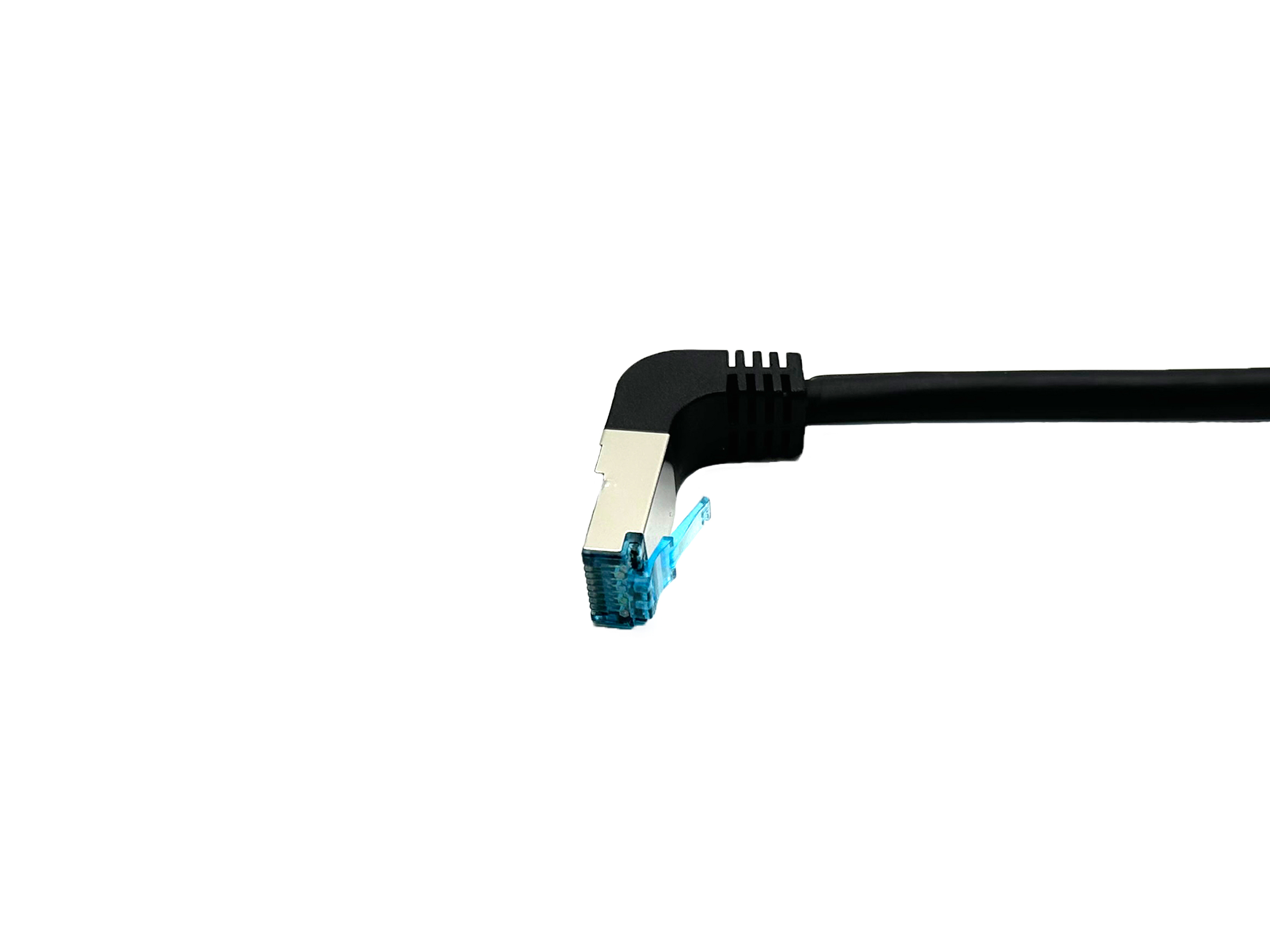 Zwarte ethernetkabel met blauwe haakse connector op witte achtergrond.