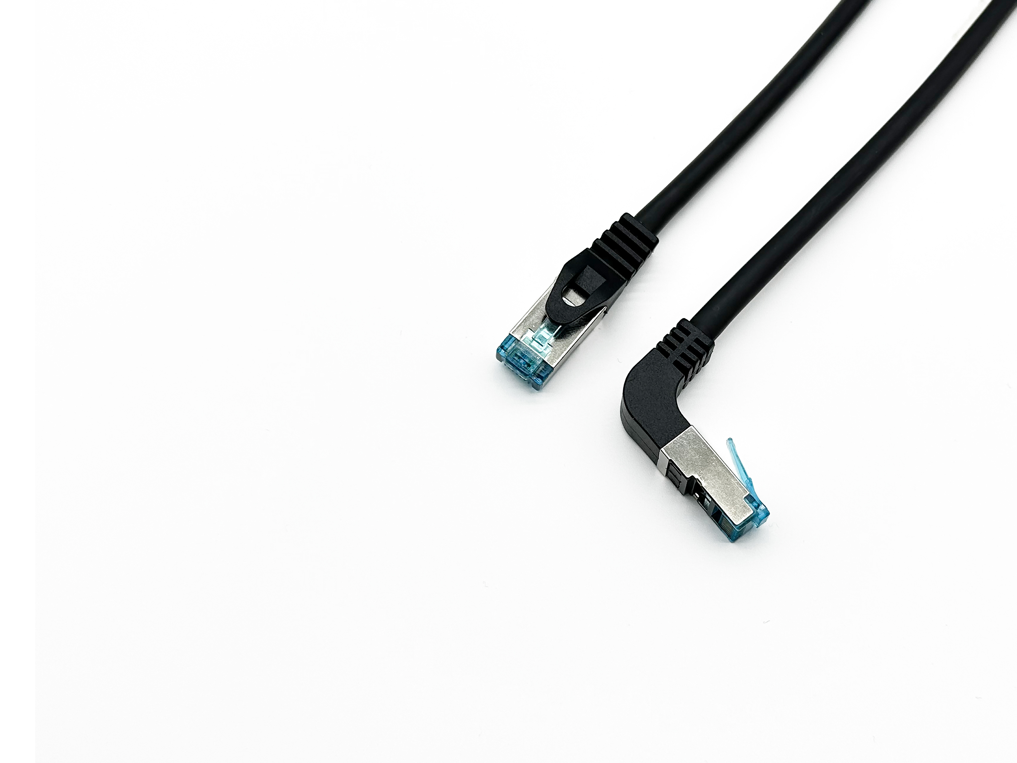Due cavi Ethernet con connettori blu su sfondo bianco, uno piegato.