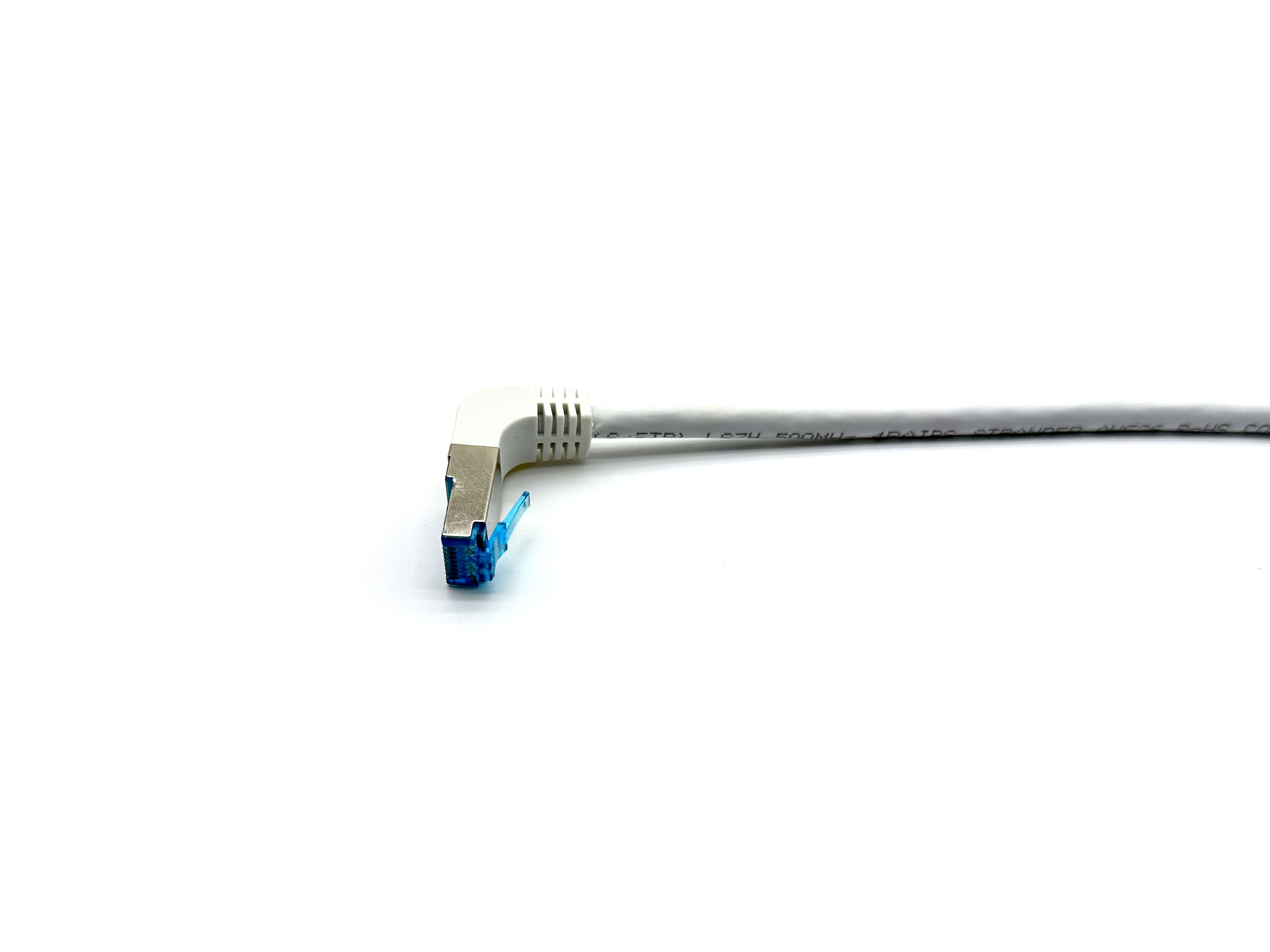 Grijze ethernetkabel met een blauwe haakse connector. Witte achtergrond.